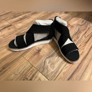 Women's Wander Round Toe Strappy Casual Sandals Size 7.5